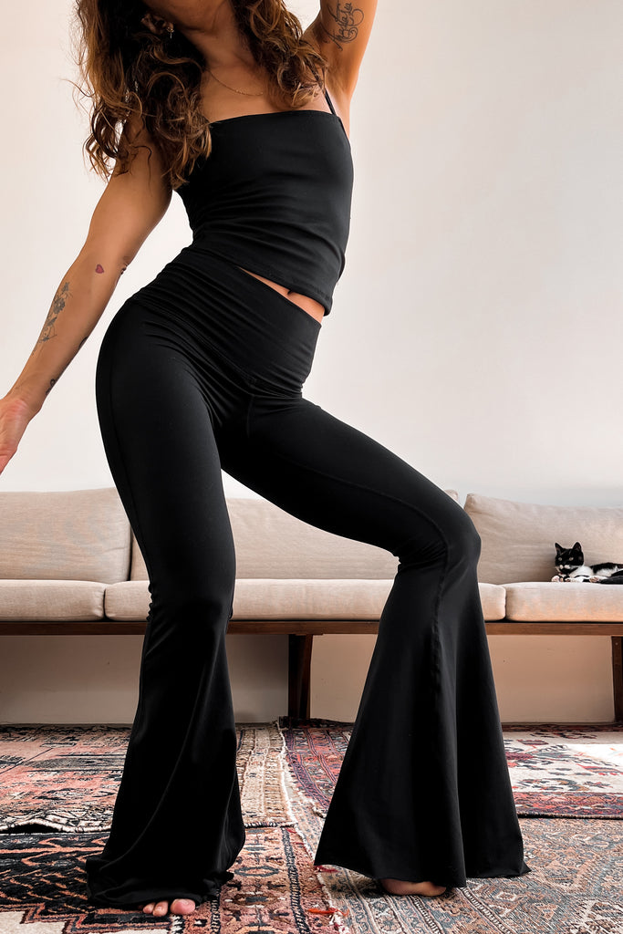 It got bell bottoms. It got flares. (Gifted by OQQ) #oqq #yogapants #