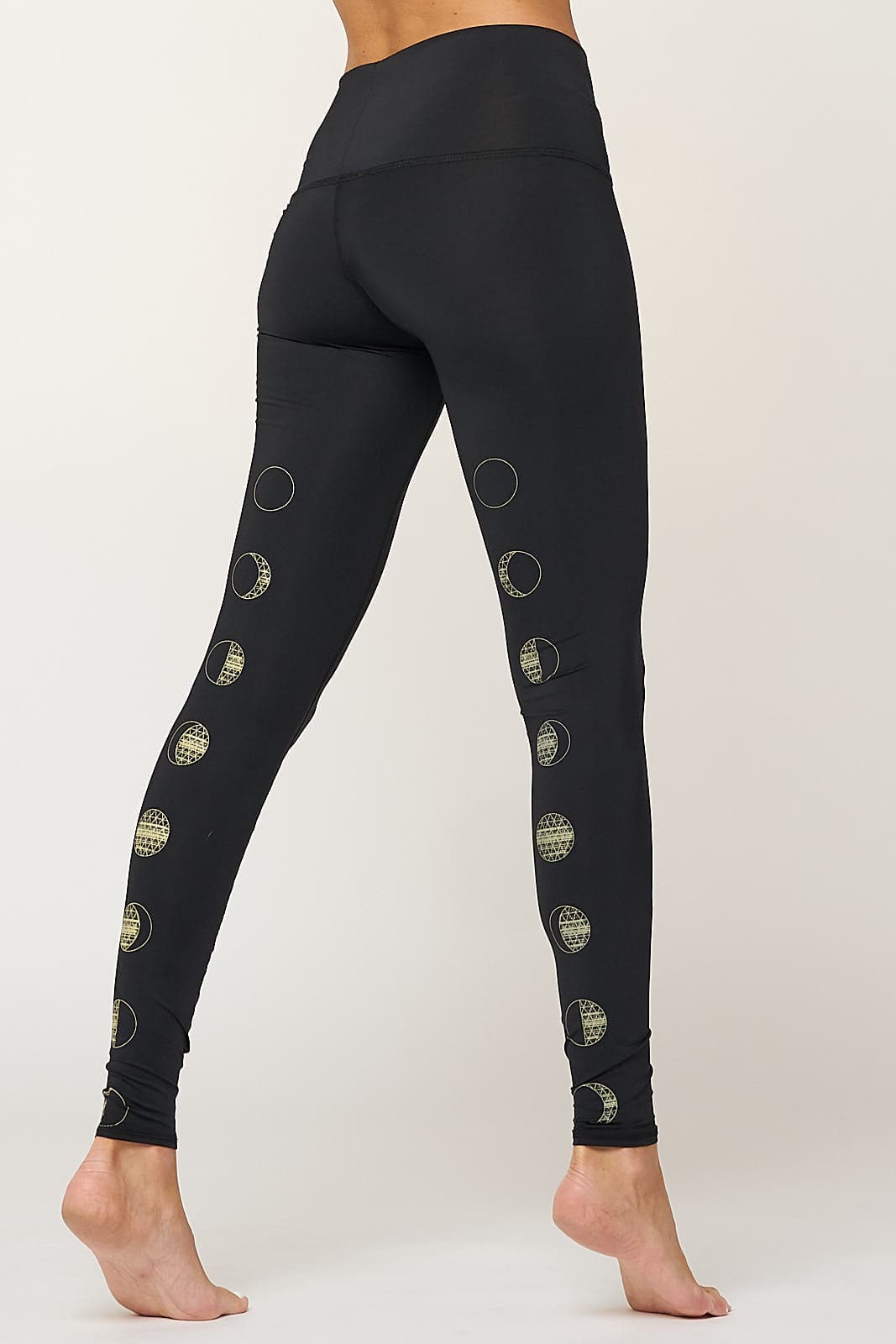 teeki Black Moon Yoga Hot Pants, Black (Medium) : : Fashion
